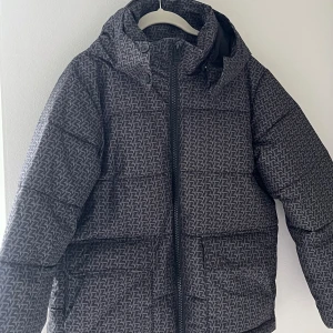 Zadig Voltaire vinter jacka - En super snygg vinter jacka från Zadig Voltaire. Har växt ur den men har använt den nu i vintras. Jätte varmt och skön plus super snygg. Köpt för 1800