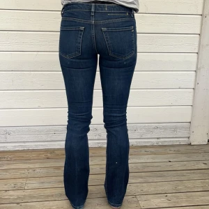 Lågmidjade jeans från Evileye Denim - Mörkblå lågmidjade jeans från Evileye Denim. Fint skick! Jag är 169.