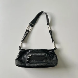 Handväska - Svart handväska. Har några defekter som syns på bilderna. Bredd: 26 cm. Djup: 9 cm. Höjd: 14 cm 🖤