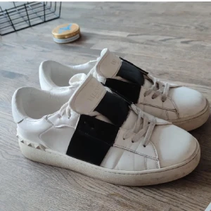 Valentino opens - Säljer ett par vita valentino open äkta Perfekta för både vardag och fest! byter gärna mot andra skor 