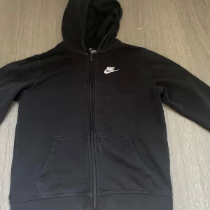 Nike hoddie - Lite sliten och har ett hål men lätt att laga☺️