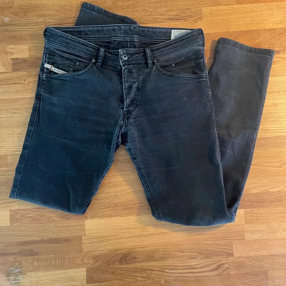 Storlek W32 L34. Slitna men inte skadade, skulle säga 6/10 skick. Inga supertydliga fel. Köpt för runt 1400kr, säljer för 300kr. Jeans & Byxor.