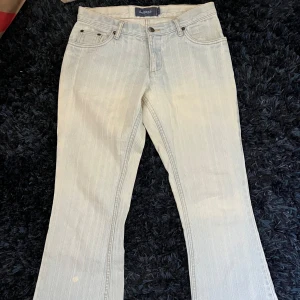 Ljusblå lågmidjade bootcut jeans🩵🩵 - Supersnygga som tyvärr är för små för mig🩵🤍
