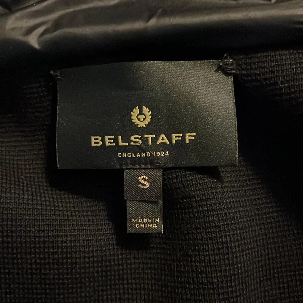 Säljer en snygg svart cardigan jacka från Belstaff i storlek S. Jackan har en quiltad framsida. Ärmarna och baksidan är i ett mjukare material. Perfekt nu till hösten och till våren! Skick 9/10. Frågor och funderingar? Hör bara av dig. Jackor.