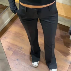 Lågmidjade kostymbyxor - Säljer dessa lågmidjade kostymbyxorna i storlek 38 från Bik bok. De har en liten foundation fläck på ena benet (se tredje bilden) därav priset. Nypris 499, mitt pris 170kr