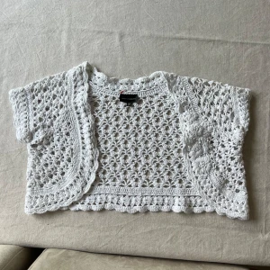 Virkad bolero - Säljer min jättesöta vita virkade bolero då den är lite för liten mig. Den är från barnavdelningen och är storlek 146/152 vilket jag skulle uppskatta till en xs eller xxs. Den passar perfekt att stylea upp tråkiga toppar med! 💕Ge gärna prisförslag! 🌸