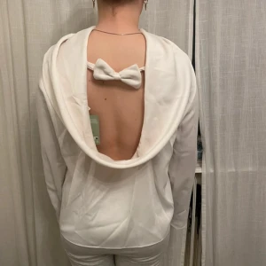 Vacker vit blus med öppen rygg och rosett - Superfin blus, perfekt till fest, middagar med vänner eller till stan. Aldrig använd. 