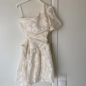 Studentklänning  - Super söt one shoulder student klänning🤍oanvänd 