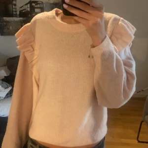 Stickad tröja - En jätte fin stickad tröja från h&m som jag inte använder längre och använt 2 gånger💕