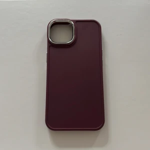 Mobilskal - Jättefint mobilskal i en burgundy/lila färg, använd fåtal gånger!!