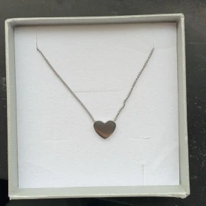 Edblad halsband  - Säljer ett jättefint halsband från Edblad som inte kommer till användning längre eftersom jag inte har silver smycken på mig längre. Fick den några år tillbaka men jag har inte använt den så mycket. Bra skick, kanske någon enstaka repa på den.