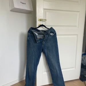 Blå jeans från Carin Wester - Säljer ett par snygga blå jeans från Carin Wester. De har en klassisk design med fem fickor och en bekväm passform. Perfekta för både vardag och fest! 🥳