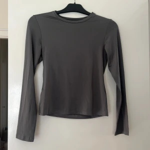 Långärmad grå tröja  - Mjuk och skön i materialet skims känsla 