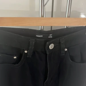 Mom jeans skinny  - Säljer dessa Jeansen I storlek 32 från sinsey, de kallas för mom jeans skinny, köpt för 200 kr säljer för 95kr + frakt ! 🚚Passar fint till folk som gillar skinny jeans! De  i fint skick . Jag kommer tvätta dem innan jag skickar iväg dem.