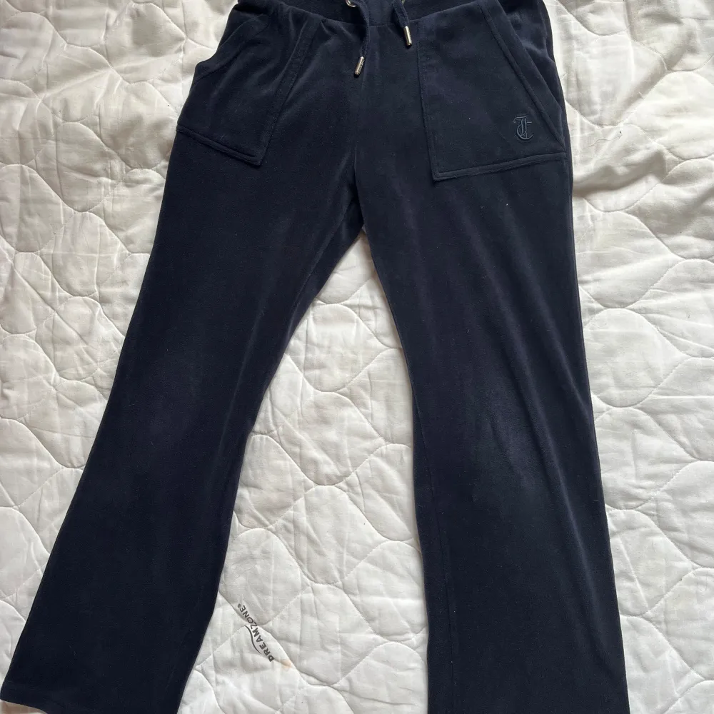 Jag säljer nu ett par mörkblåa juicy couture byxor i storlek 10-11 år. Tecken på användning men i mycket bra skick. Köpt från kidsbrand store.. Jeans & Byxor.