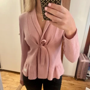 odd molly tröja med knytning - fin rosa tröja från odd molly med knytning, går bra att trycka på köp nu💖💖