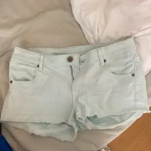 Säljer mina lågmidjade blå/turkos shorts. Det står i shortsen att de är strl 40 men passar mig perfekt som normalt har 36/38.