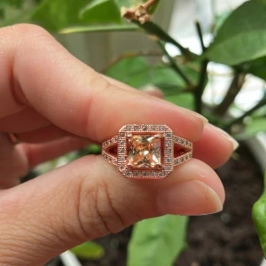 Ring  - Vacker rosegulds färgad ring med en persikofärgad Sten i mitten och klara små runtomkring och på sidorna. Köpte den för typ 200kr men den var för liten. (Inte äkta ädelstenar om jag minns rätt) 