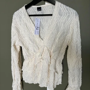 Blus ginatricot  - Oanvänd med prislapp kvar storlek small