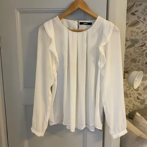Vit blus - Väldigt fin blus i storlek s Säljer på grund av att den inte kommer till användning 
