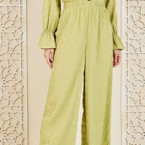 Gröna wide leg byxor - Ljust pastellgröna wide-leg byxor med mycket stretch i både ben och resår. Diskret mönstrade. Supersöta och bekväma. Passform är som på bild 3. Nyskick!