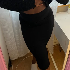 Svart kjol - Säljer denna fina svarta kjol! Jätte stretchig och går att justera utifrån längd💓🤩