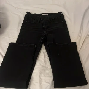 Svarta lågmidjade Levis jeans - Ett par jättefina Levisjeans direkt från usa. Aldrig använda och som nya . Är också låga