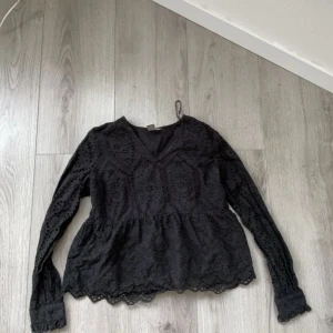Svart blus - Säljer denna då den inte kommit till användning❤️ har endast använt den en gång 