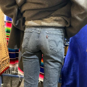 Vintage Levis jeans  - Ett par riktigt gamla vintage Levis jeans köpta på portabello road marknaden i London. Jeansen är väldigt mjuka och sköna. Mini bootcut. 