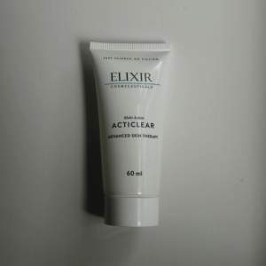 Säljer en tub av Elixir Cosmeceuticals Acticlear på 60 ml. Nypris 845 kr. Uppskattningsvis 50/60 ml kvar. Reducerar rodnad och ojämn pigmentering. Perfekt för att få en jämn och strålande hudton. Säljes eftersom jag insett att jag aldrig lyckas hålla mig till någon någon ansiktsrutin och den därför står oanvänd.