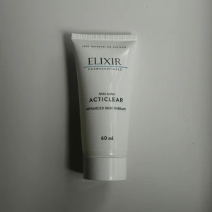 Elixir Cosmeceuticals Acticlear - Säljer en tub av Elixir Cosmeceuticals Acticlear på 60 ml. Nypris 845 kr. Uppskattningsvis 50/60 ml kvar. Reducerar rodnad och ojämn pigmentering. Perfekt för att få en jämn och strålande hudton. Säljes eftersom jag insett att jag aldrig lyckas hålla mig till någon någon ansiktsrutin och den därför står oanvänd.