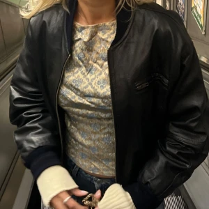 Vintage skinnjacka - Säljer min fina vintage skinnjacka. Jackan är fodrat och ganska varm under vintern. Äkta läder. Storlek m. 