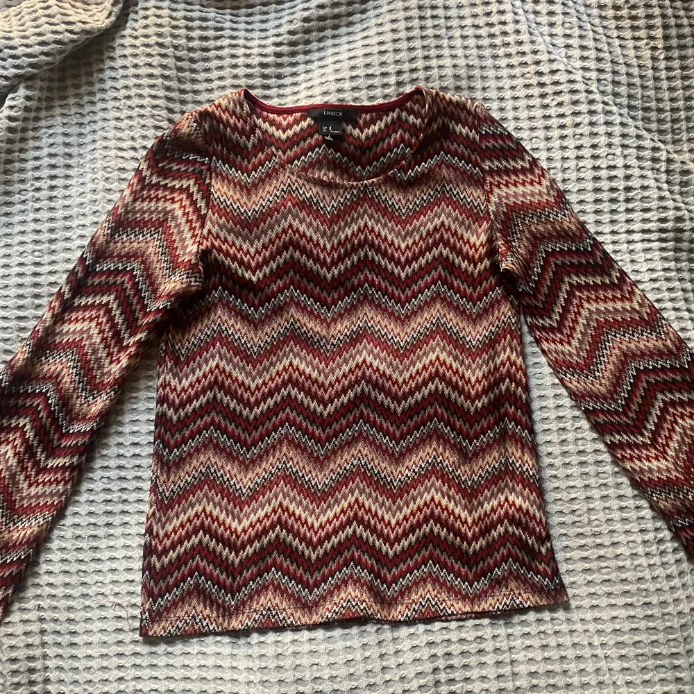 Så fin vinröd topp från Lindex. Missoni liknande mönster😍😍. Toppar.