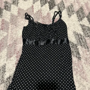 Svart linne  - Svart och vit prickigt linne, från Amisu, oanvänd med prislapp, storlek XS