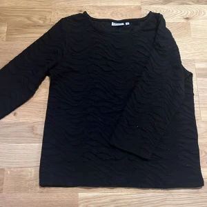 Tröja - Jätte snygg tröja med 3 kvarts armar från ett märke som heter Dea i storlek S