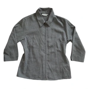 Gingham zip shirt - Svartvit rutmönstrad skjorta med dragkedja framtill. En stilren mix mellan klassiskt och edgy, perfekt att bära som den är eller öppen över ett linne!