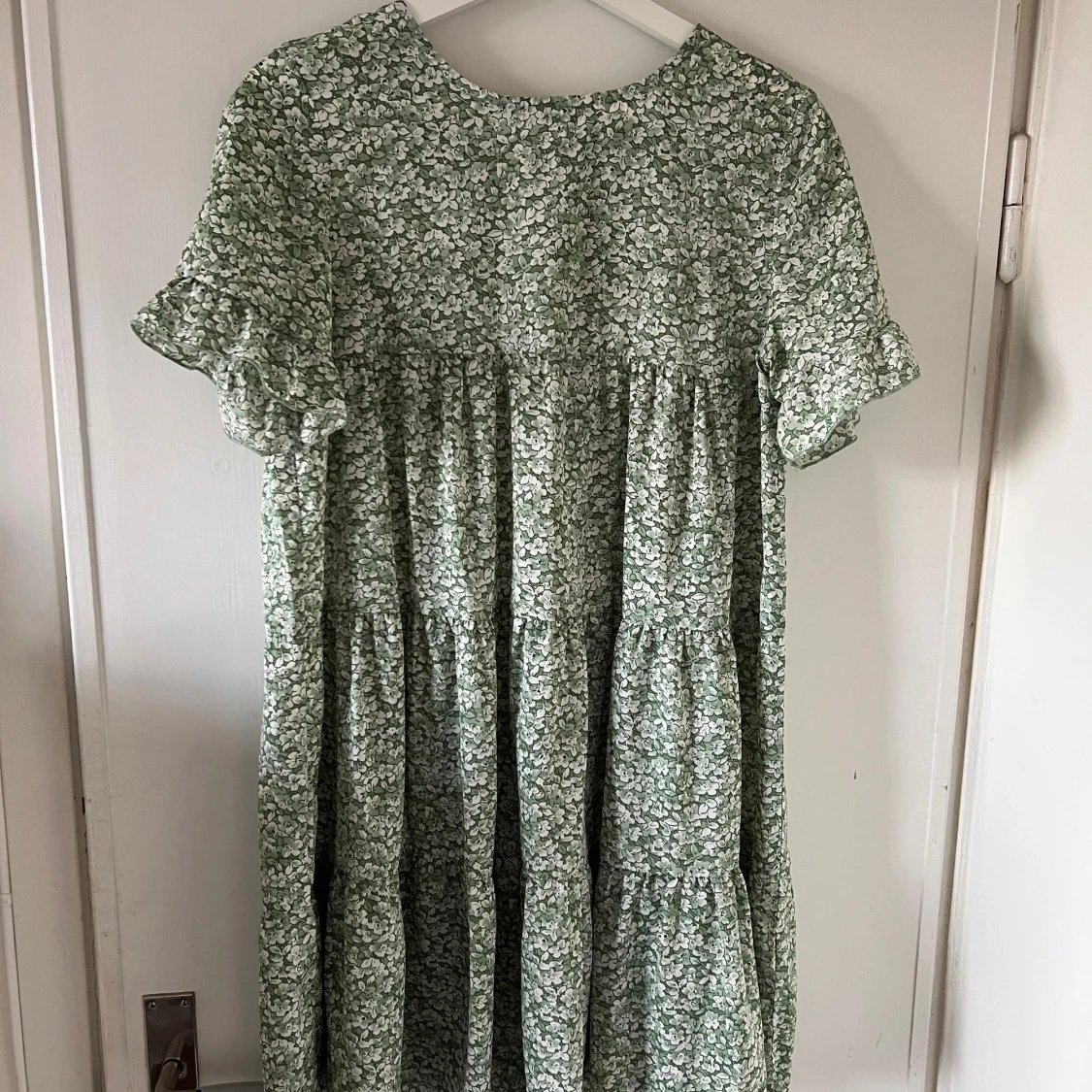 Grön blommig klänning