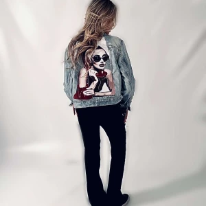 MISS. ME? 004 - Jeansjacka från JAQUI med trycket “Miss. me?”  004  Ärmlängd: 45 cm Byst: 50 cm Längd: 52 cm Storlek: 40 cm  Modellen är 170 cm lång