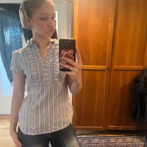 Blus från Marks&Spencers - Säljer en söt vintage blus från Marks&Spencers. Har knappt använt blusen så den är i mycket bra skick. Den passar både stockholmstilen eller för någon som har ”indie” stilen🥰 priset kan definitivt diskuteras💕