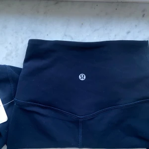 Mörkblåa Lululemon Align Flare byxor - Säljer ett par mörkblåa Lululemon Align Mini-Flare byxor. De är tillverkade i det mjuka Nulu™-tyget som är lätt och har fyrvägsstretch. Perfekta för en bekväm och stilren look. De är helt sprillans nya, aldrig använda och säljer pga att jag tog fel storlek. Nypris 1300kr och på hemsidan är dessa slutsålda 