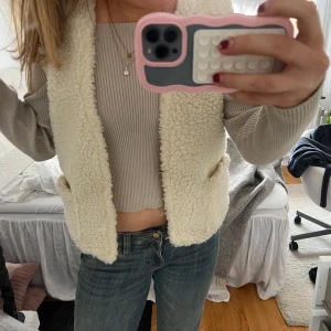 Vit pälsväst - Säljer en mysig vit pälsväst som är perfekt för kyligare dagar. Storlek S men passar även M. Använd ca 3-4 gånger💞