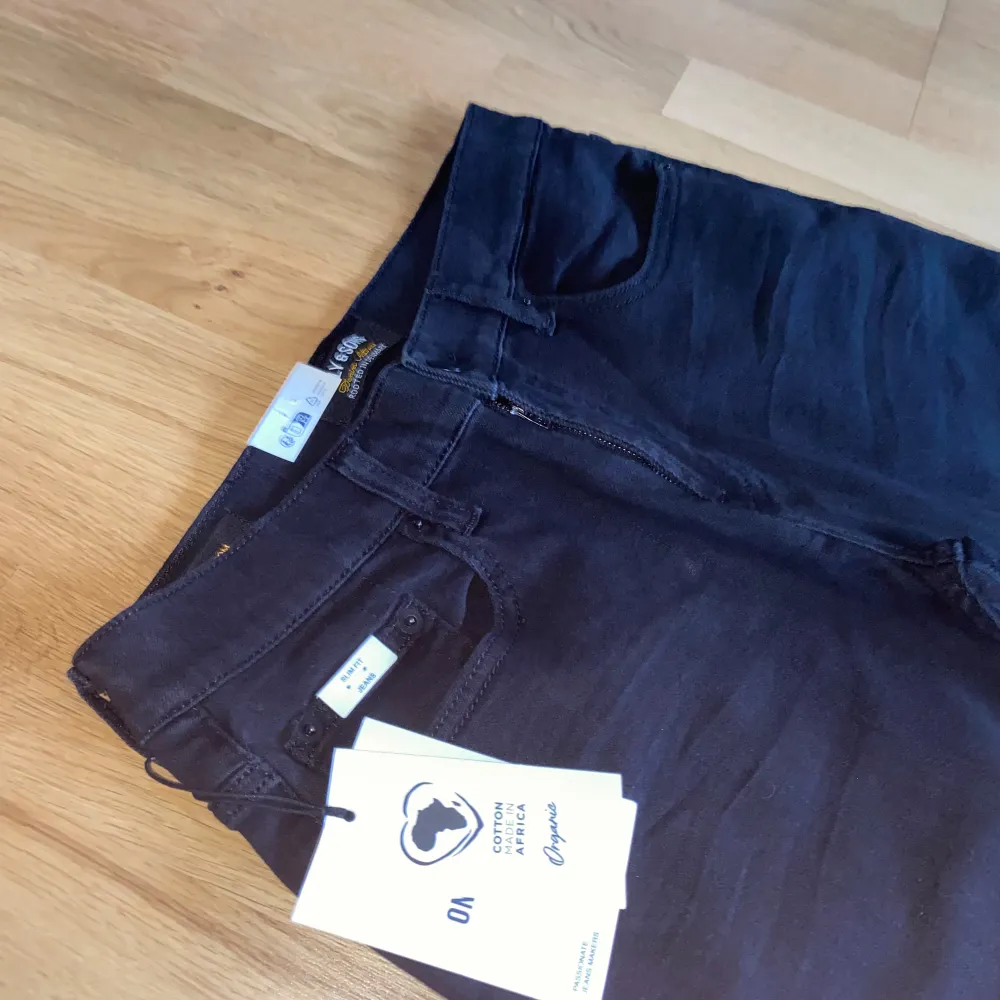 Snygga svarta SLIM jeansbyxor från ONLY & SONS med en klassisk design. De har en dragkedja och knapp framtill. Perfekta för en stilren look. Helt oanvända!. Farkut & Housut.