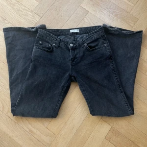 Svarta jeans från Gina tricot - Snygga svarta jeans från Gina tricot med en klassisk femficksdesign. De har en bootcut-stil som ger en retro känsla och är perfekta för en avslappnad look. Materialet på insidan av jeansen är så sköna att det påminner av mjukisbyxor💞🥰priset kan diskuteras!