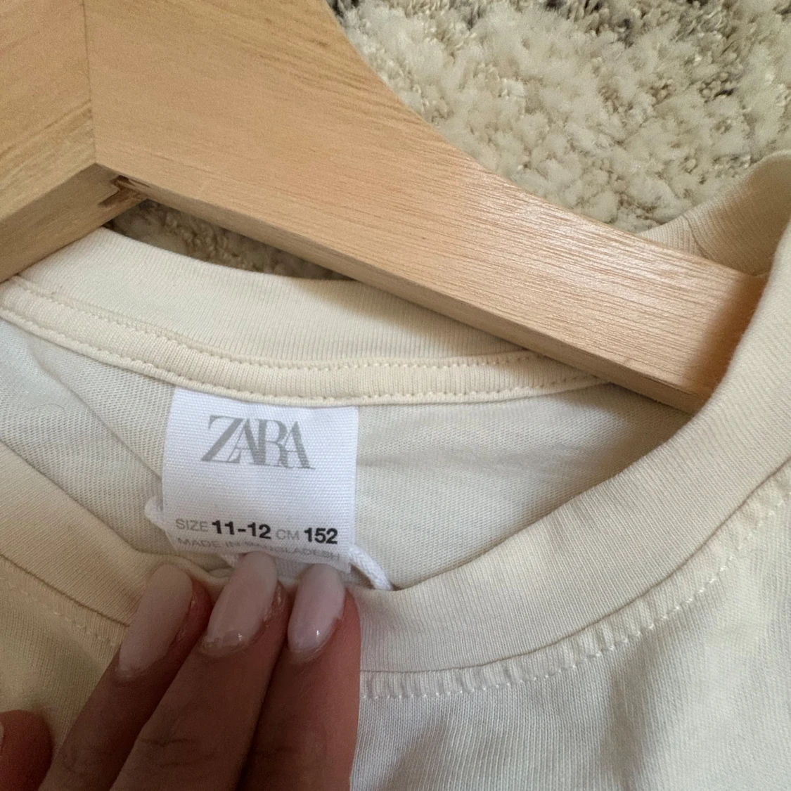 Vit t-shirt med volangdetaljer från Zara - 3