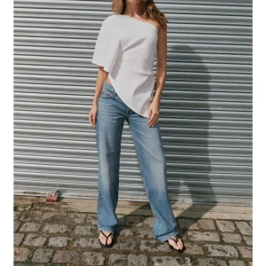 Raka Jeans TRF med låg midja - Ett par blåa jeans från Zara som är i väldigt bra skick