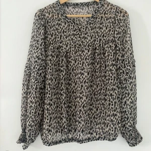Leopardmönstrad blus  - Jättefin leopardmönstrad blus i superbra skick! I storlek M. Vet tyvvär inte märket då jag inte hittar nån lapp och köpte den secondhand! 