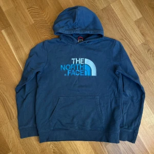 The North Face hoodie  - Vintage The North Face Hoodie, använd och någon mindre defekt kan förekomma men i överlag bra skick! Strl. XLYouth och skulle säga att det motsvarar typ en XS i vuxenstorlek :)