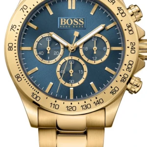 Guldfärgad klocka från Hugo Boss - Snygg och stilren HUGO BOSS herrklocka i guldfärgad design. Klockan har en blå urtavla med kronograf-funktion. Armbandet är tillverkat i stål. Klockan är i nyskick och kommer i originalförpackning.  Jag skickar gärna video om så önskas.   Material & Utförande Tillverkare: Hugo Boss Modell: 1513340 Rek. pris 5 955 kr  Serie: Ikon Typ: Herrklocka, Dress / Sportmodell Diameter: Ø 44.00 mm Tjocklek: 12.00 mm Boett: Borstat/polerat gulguldtonat stål Baksida boett: Solid Armband: Guldfärgat gulguldton