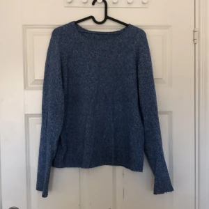 Blå stickad tröja från Vero Moda - Mysig blå stickad tröja från Vero Moda. Perfekt för kyliga dagar med sin mjuka och bekväma passform. Tröjan har långa ärmar och en klassisk rund halsringning. Tröjan passar en S men även mig som är M men då sitter den lite tajtare.🥰