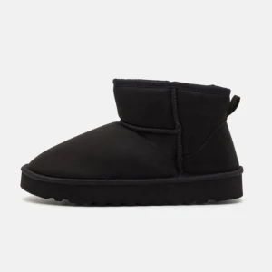 Svarta boots - Snygga svarta boots i en enkel och stilren design. De har en låg profil och är perfekta för kalla dagar. Skorna har en mjuk och bekväm insida. Helt nya, bara använt dom  en gång